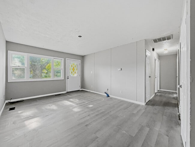 Building Photo - 836 Eastmont Dr