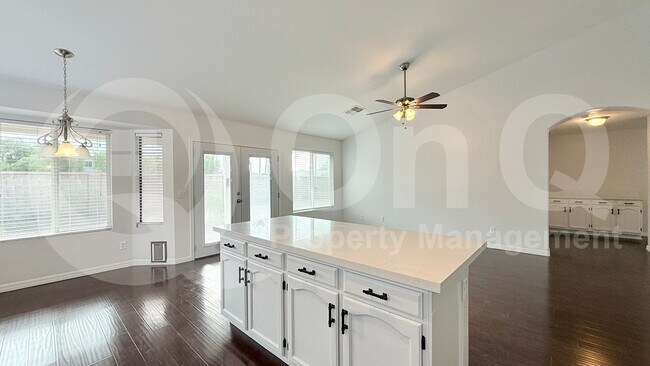 Building Photo - 307 N Red Rock St