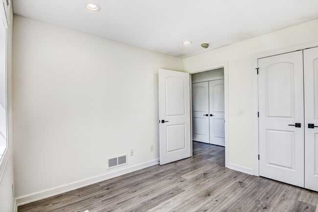 Building Photo - 3 Bedroom Town Home