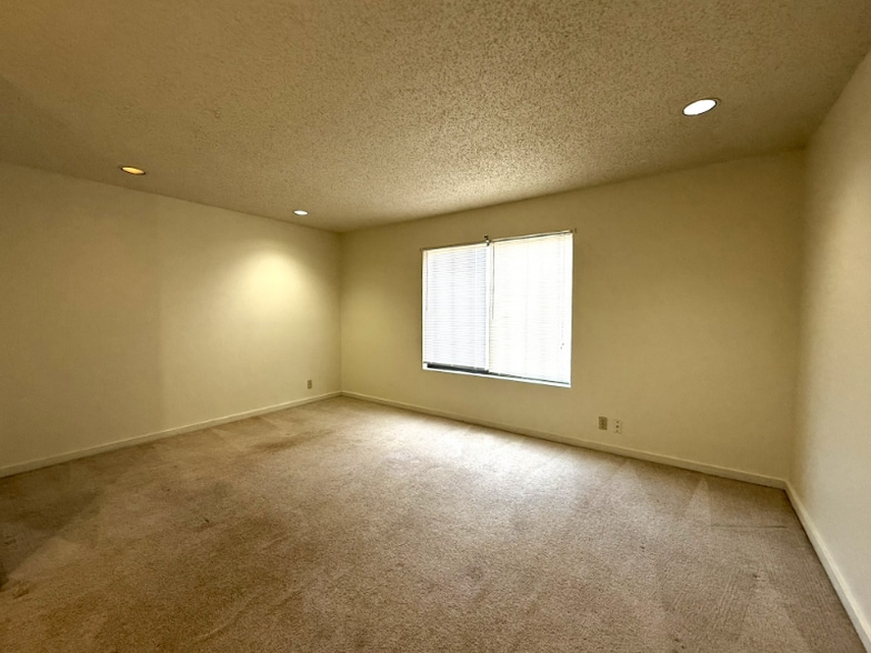 Building Photo - 1330 N Perry Ave