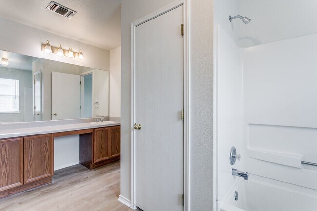 Building Photo - BEAUTIFUL 3-BEDROOM HOME IN NORTHCLIFFE