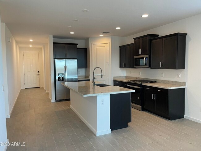 Building Photo - 17401 W Red Fox Rd