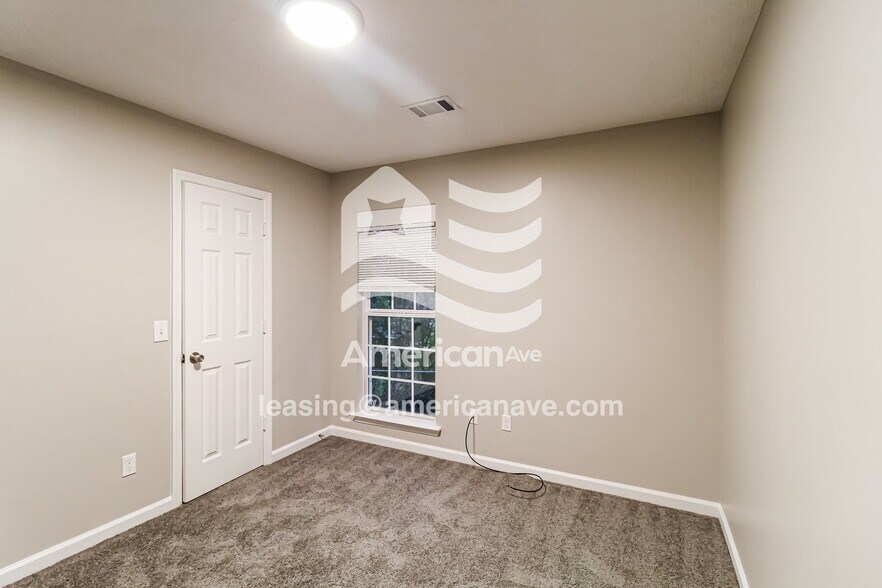 Building Photo - 751 Parkhill Dr