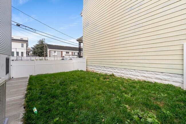 Building Photo - 41 E 16th St