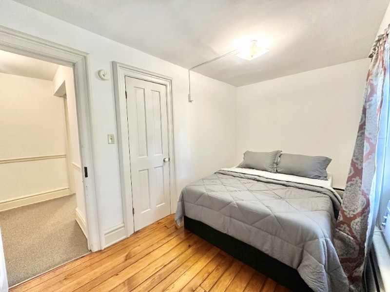 Building Photo - 573 Bloom St