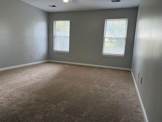 Building Photo - 2 bedroom 2 bath townhouse