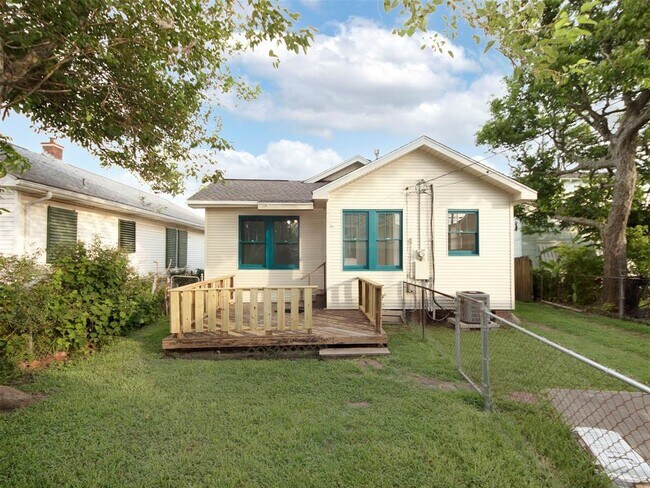 Building Photo - 4120 Avenue S 1/2