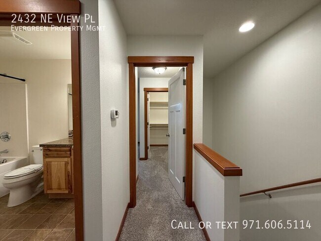 Building Photo - 2432 NE View Pl