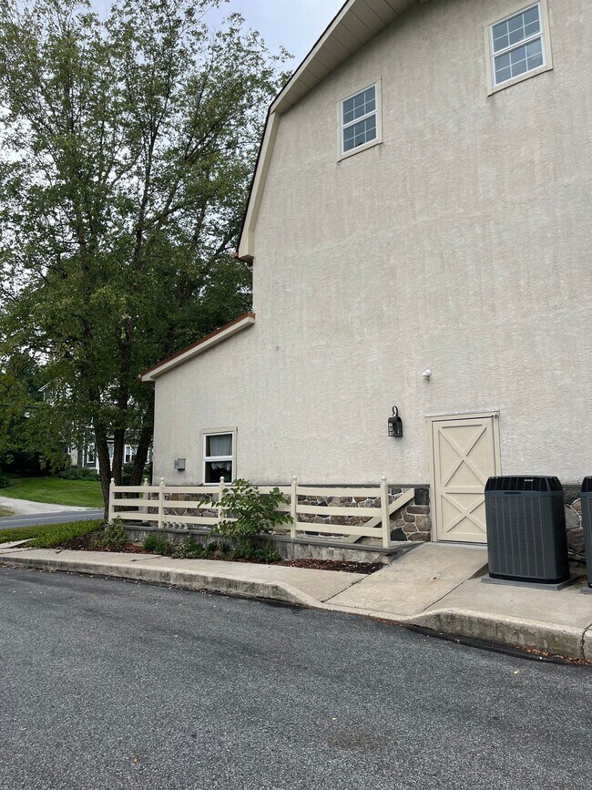 Building Photo - 239 Byers Rd