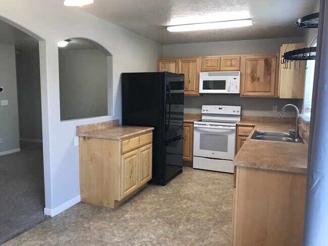 Building Photo - Stunning Saratoga Springs Townhome