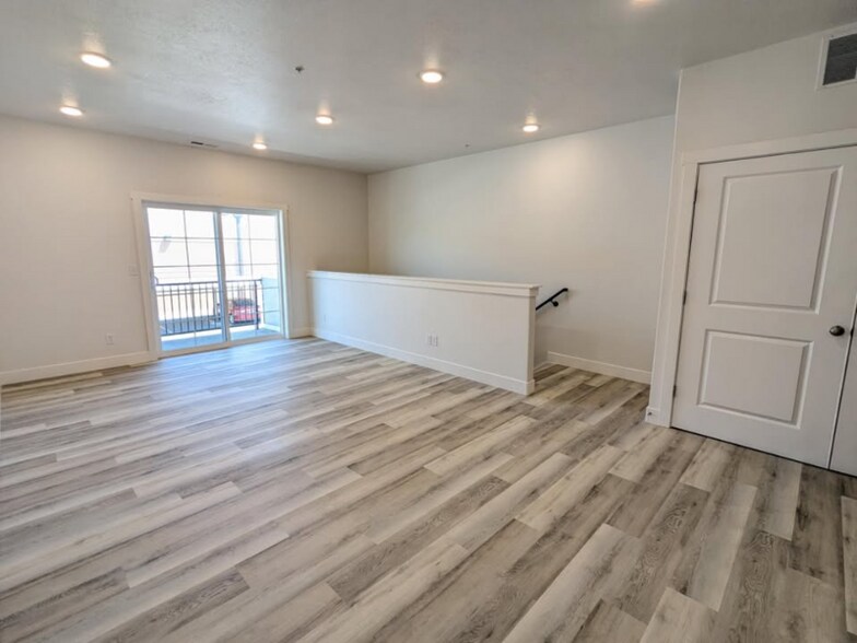 Building Photo - 1561 110 W