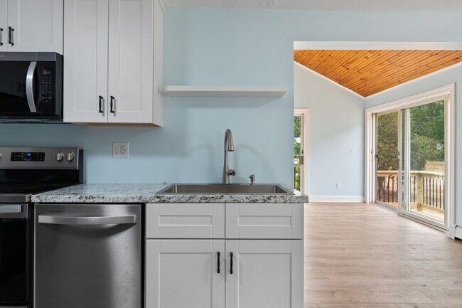 Building Photo - 381 Littlefield Rd