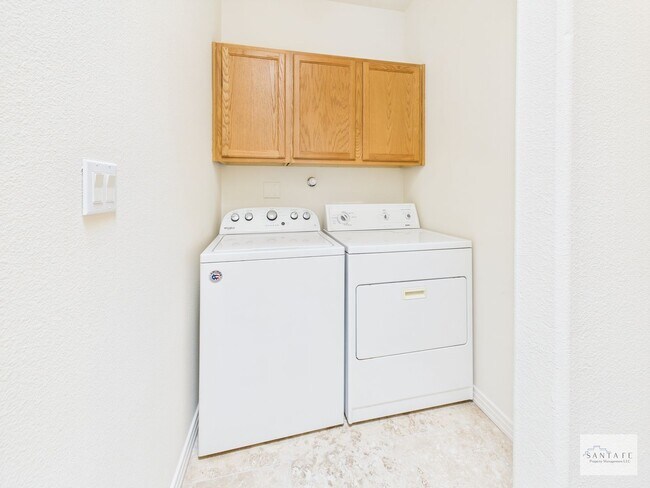 Building Photo - Freshly Upgraded Single Family Home Availa...