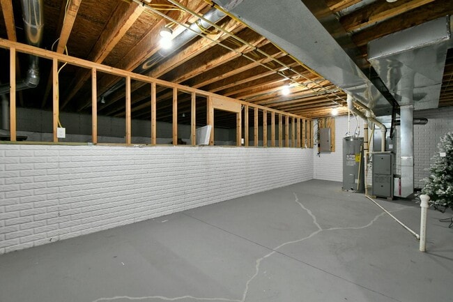 Building Photo - 210 Autumn Way