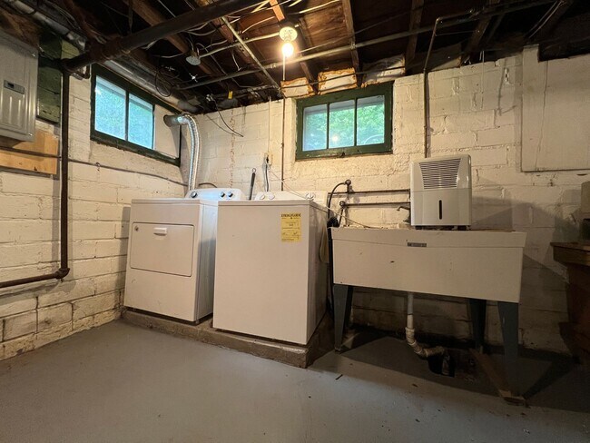 Building Photo - 2425 Demington Dr