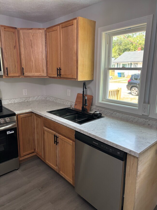 Building Photo - 211 Gertrude St