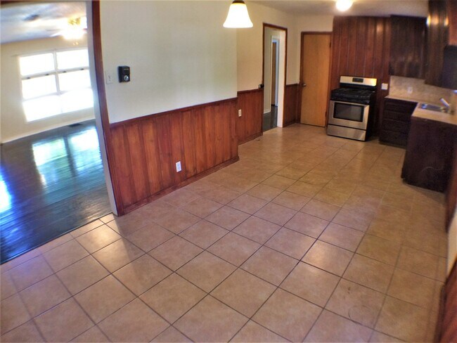 Building Photo - 4 Bed 2 Bath Home  w New Upgrades in Halto...