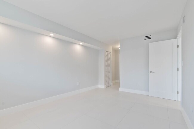 Building Photo - 1665 Bay Rd