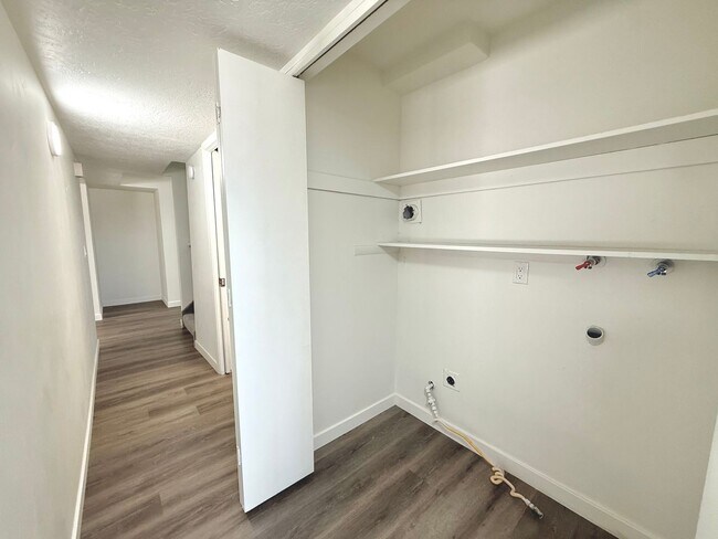 Building Photo - Open House June 20th | 3 Bedroom Townhome in Holladay