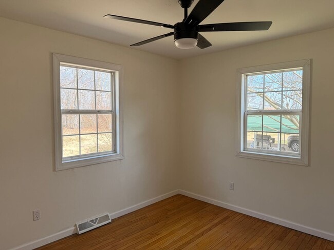 Building Photo - 481 Eldon Rd