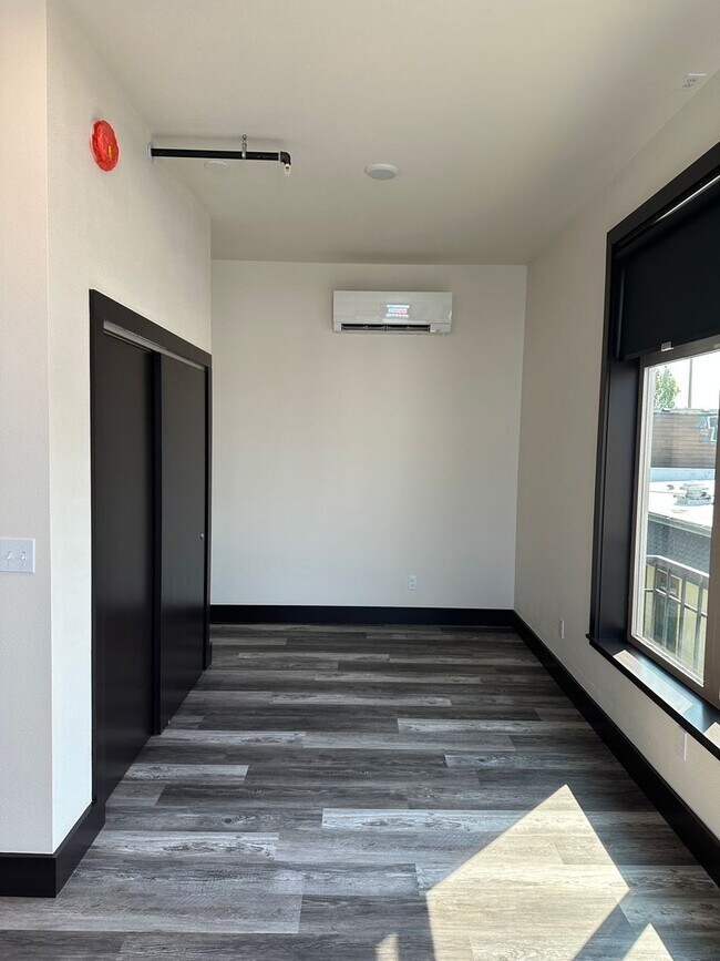 Building Photo - 339