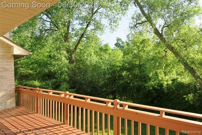 Building Photo - 7233 Oakwood Dr