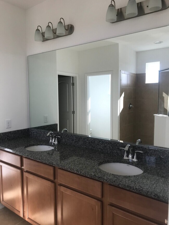 Building Photo - 5 Bedroom 3.5 Bathroom Family Home at Wind...