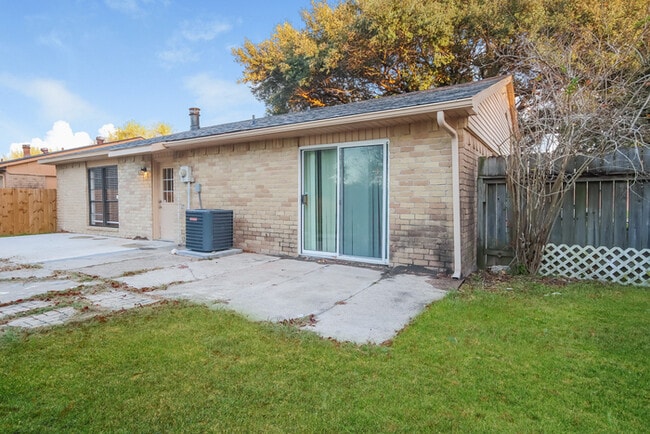 Building Photo - 5211 Parkridge Dr