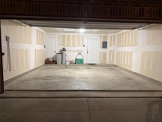 Building Photo - 13604 Abraham Lincoln St