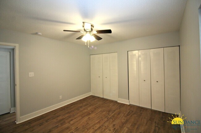 Building Photo - Lovely 2 Bedroom Waterfront Condo In Shalimar