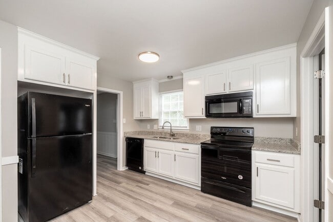 Building Photo - Beautifully Renovated 4-Bedroom Home in Ch...