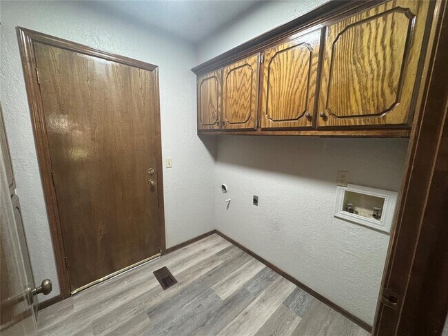 Building Photo - 325 E Parkland Dr