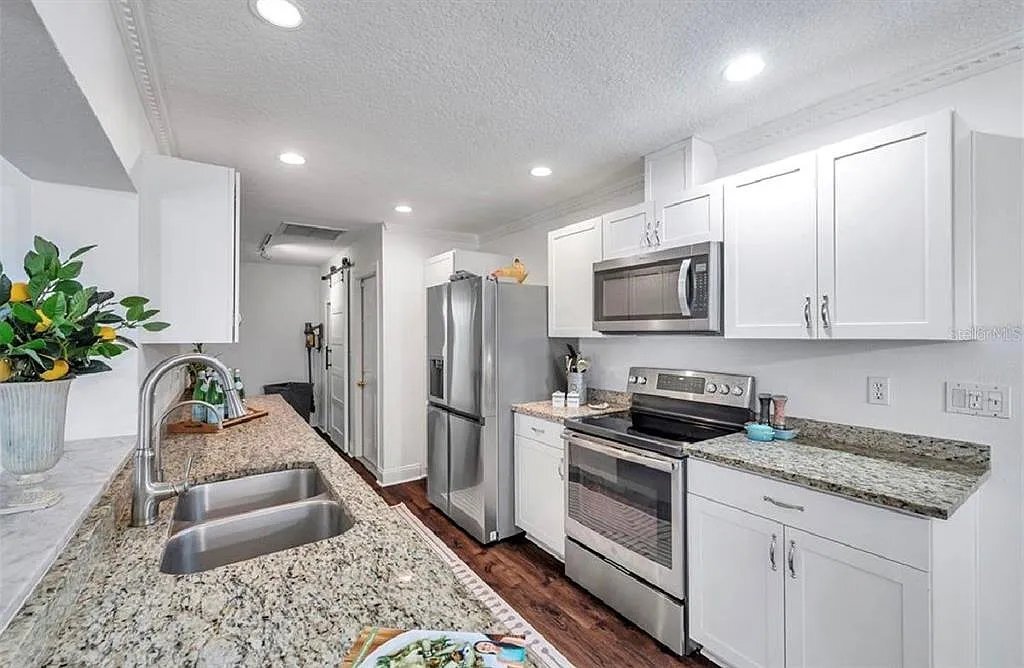 Building Photo - 2873 Sarah Dr