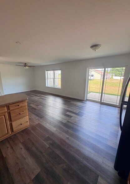 Building Photo - 5 Oak Ln
