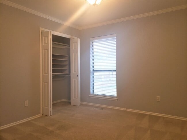 Building Photo - 8000 Pleasant Oaks Dr