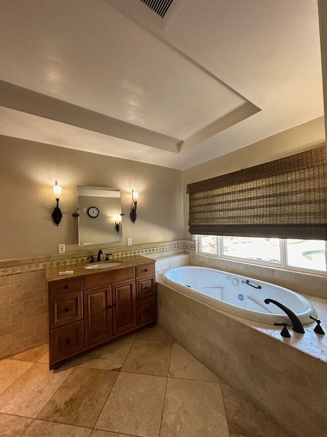 Building Photo - Stunning 4+2 Pool Home Home In Westlake Hi...