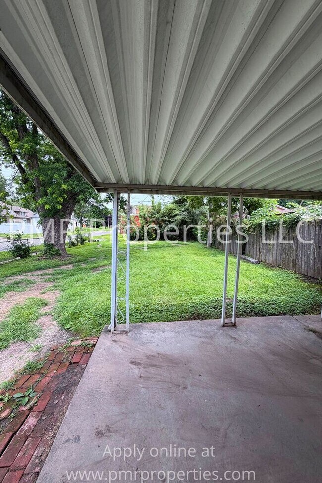 Building Photo - 2 Bedroom/ 1 Bathroom House