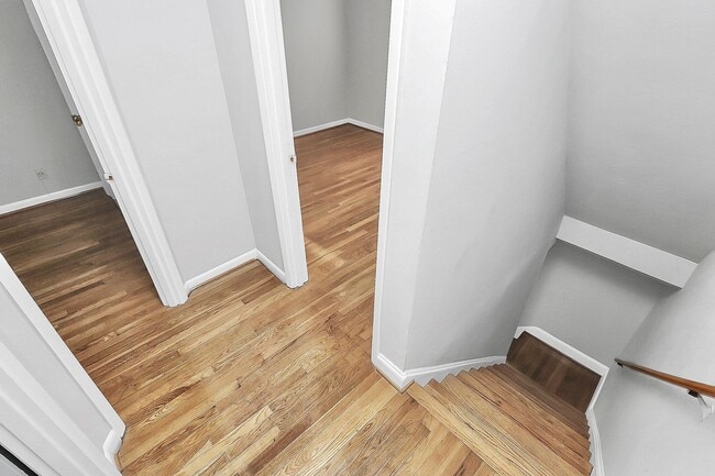 Building Photo - Lovely Two Bedroom Apartment Near Cotswold!