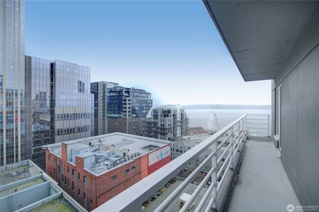 Building Photo - 2Bd/1.75Ba Seattle Condo
