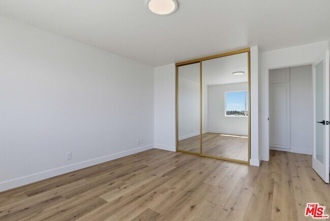 Building Photo - 435 N Oakhurst Dr