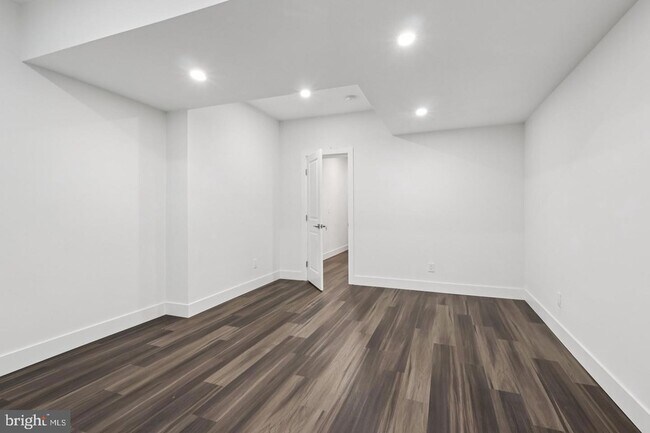 Building Photo - 2 Dogleg Ln
