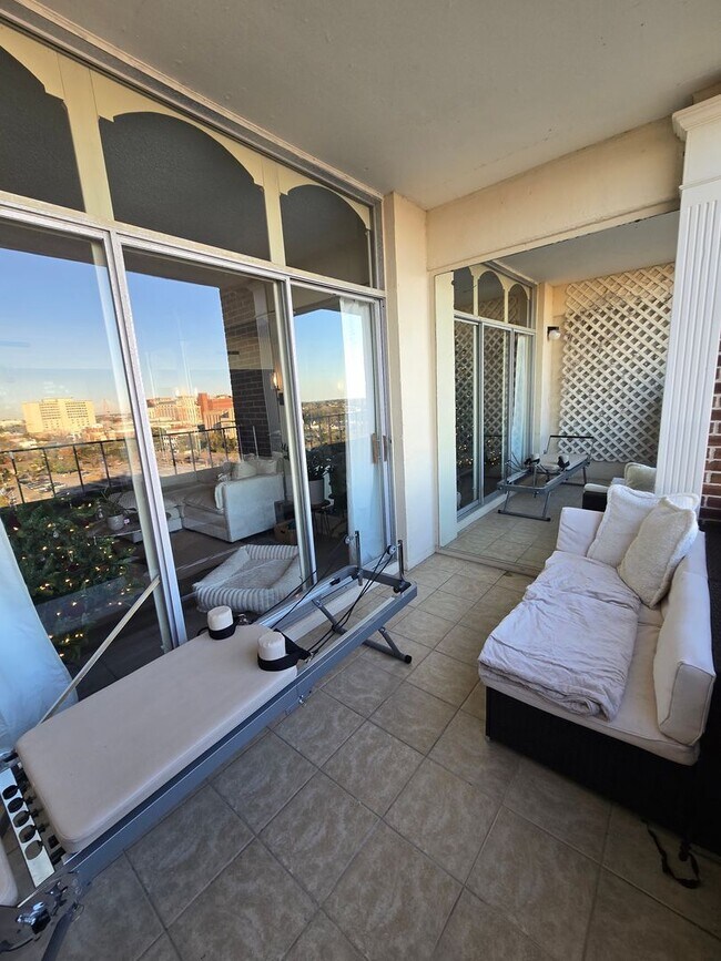 Building Photo - 14L