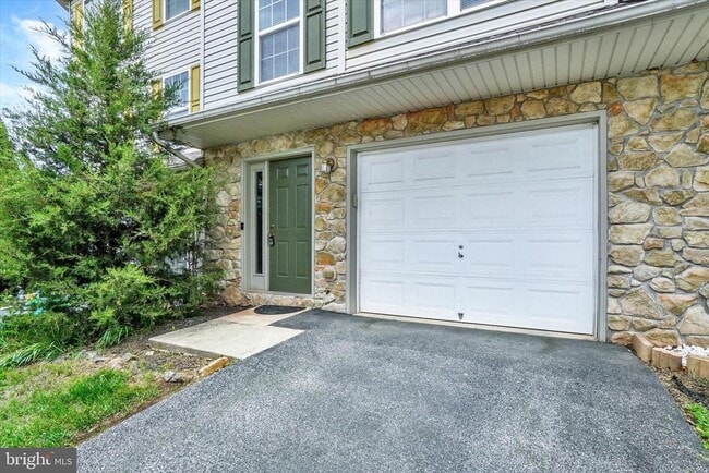Building Photo - 655 Fisher Dr