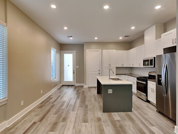 Building Photo - 223 Oriole St