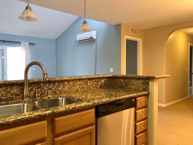 Building Photo - Sunny Top Floor 2BD/2BA Condo in Desirable...