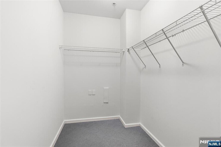 Building Photo - 905 River Rd