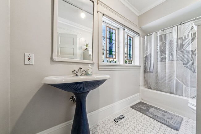 Building Photo - Amazing Colonial House in Sullivan's Gulch...
