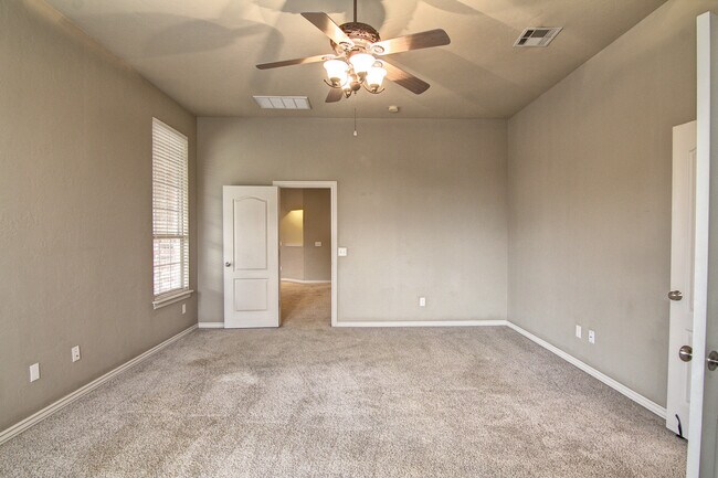 Building Photo - Spacious 3 bedroom/ Study -2264 sq ft.- Edmond Schools - Close to Quail Springs and Chisholm Cree...