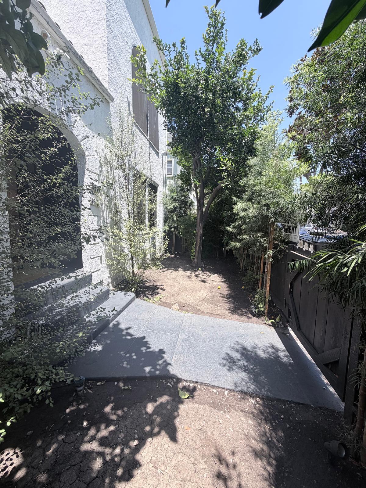 Building Entrance - 437 N Spaulding Ave