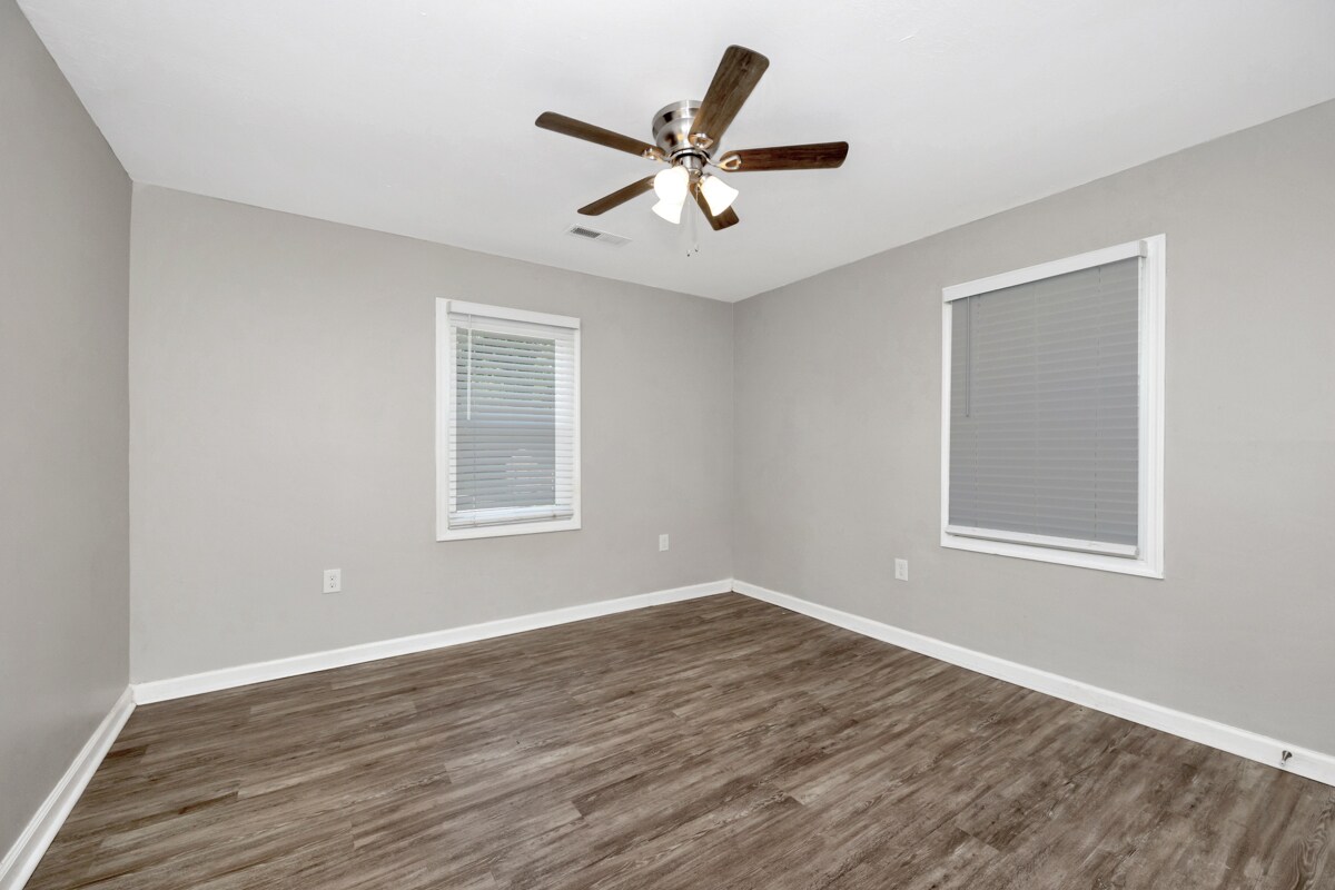 Building Photo - 907 Fairway Dr NW
